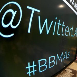 Twitter taglia l'8% dei posti di lavoro e Wall Street applaude