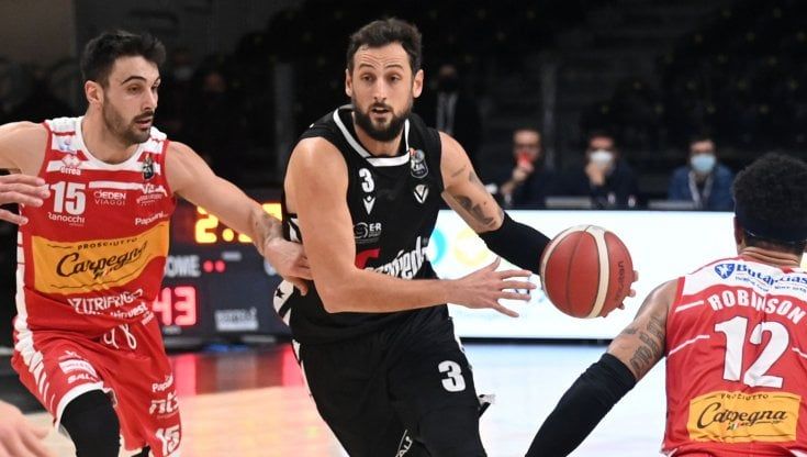 Basket, la Virtus Bologna travolge Pesaro e vola alla Final Eight di Coppa Italia