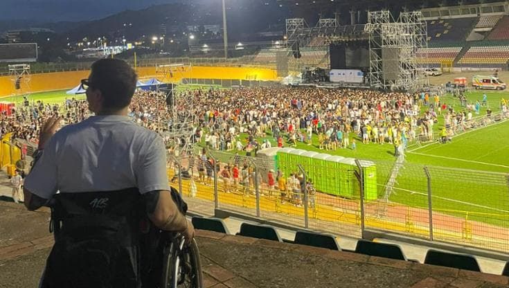 Va a vedere Caparezza al velodromo in carrozzina, ma finisce lontanissimo dal palco
