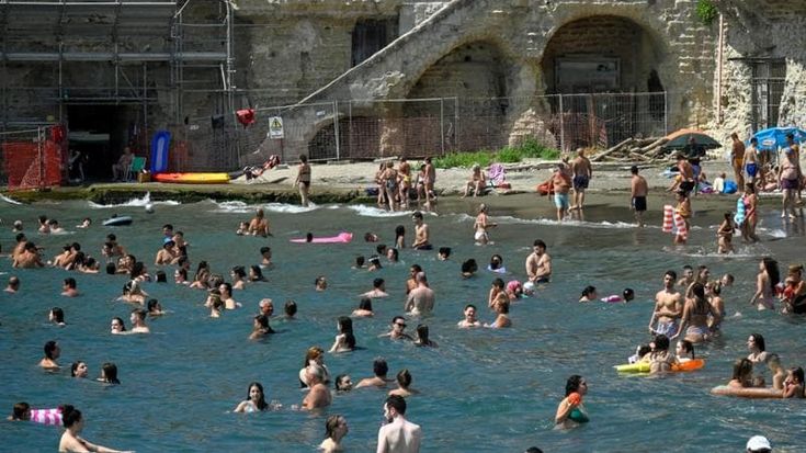 Napoli, il posto sulla spiaggia libera è una scommessa: nuovo ricorso dei comitati per il mare libero