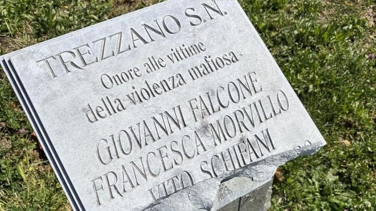 Trezzano sul Naviglio, vandalizzata la targa in memoria delle vittime della strage di Capaci