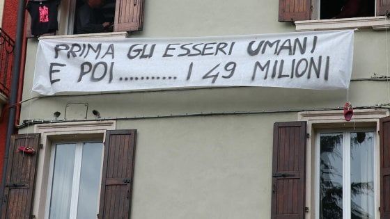 Sabato Salvini a Milano con i leader sovranisti, ad "accoglierli" i lenzuoli con slogan di protesta