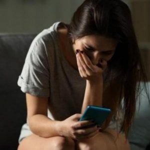 Palermo, foto porno di una compagna online: indagati 5 minorenni