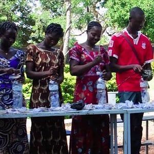 Mattoni di bottiglie di plastica: in Burkina Faso ecologia, edilizia e solidarietà insieme nel progetto AidBricks