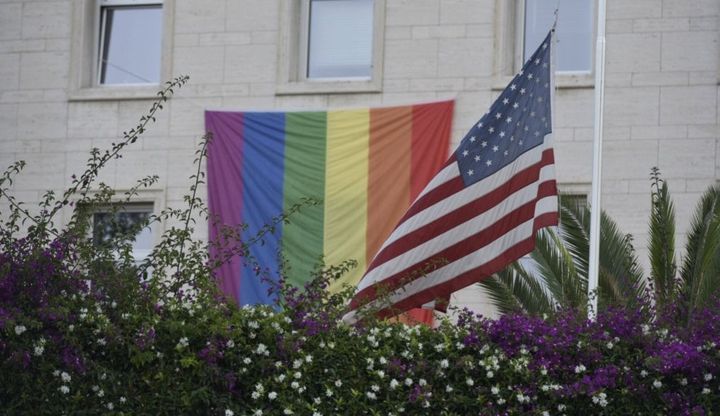 Strage ad Orlando: candele e bandiere rainbow a Napoli in ricordo delle vittime