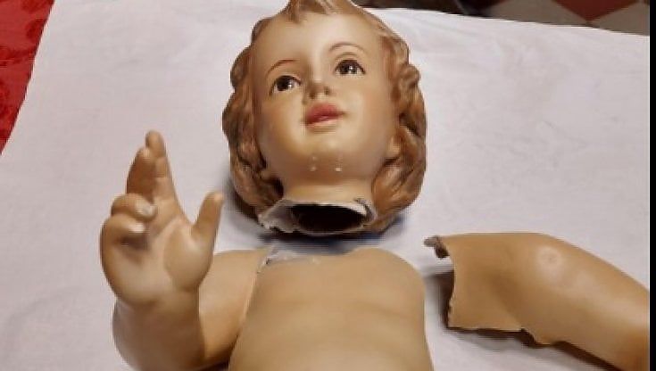 Presepe distrutto, i vandali si pentono davanti al parroco: "Avevamo bevuto, ripagheremo i danni"
