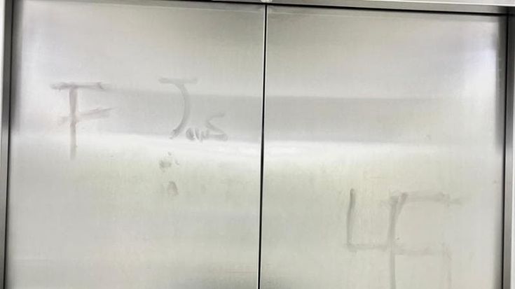 Svastiche e insulti contro gli ebrei in una residenza della Bocconi: la denuncia di uno studente