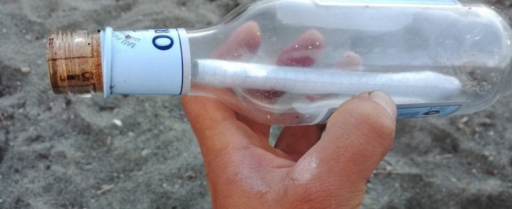 Dalla Corsica a Ischia, la rivincita del messaggio in bottiglia nell’era di Facebook