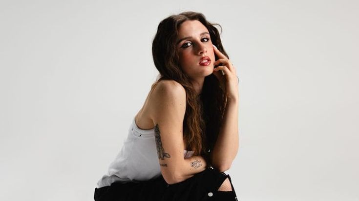 Angelina Mango: “La vita non è Sanremo né Eurovision, voglio ancora stupirmi delle cose semplici. Un incontro importante? Una bambina di sei anni che mi disse: sorridi, perché dopo il dolore la vita continua”