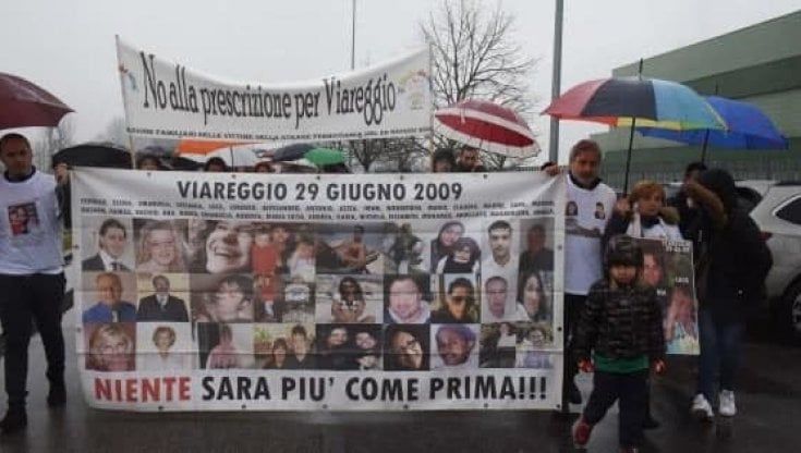 Cassazione, via al processo e i familiari delle vittime della strade di Viareggio manifestano davanti al Comune