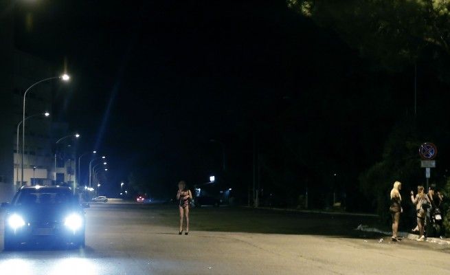 Segregata e costretta a prostituirsi<br />In manette l'ex fidanzato e una complice