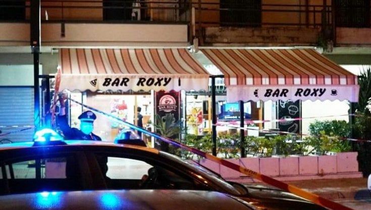  Agguato ad Arzano, idraulico ferito al piede per errore: era al bar e si è ritrovato tra i sicari
