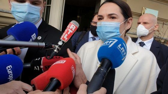 Bielorussia, Macron incontra Tikhanovskaya: "Faremo del nostro meglio per mediare su nuove elezioni"