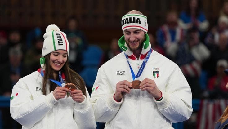 Il bronzo di Constantini-Mosaner e la dedica ad Angela Romei, fuori per far posto alla figlia del dt