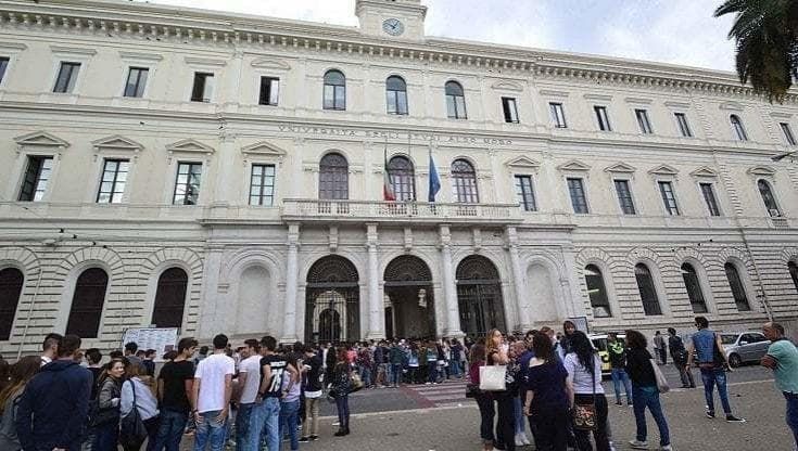 Università, gli studenti protestano contro il bando Adisu per borse e mense: “Non c’è copertura”
