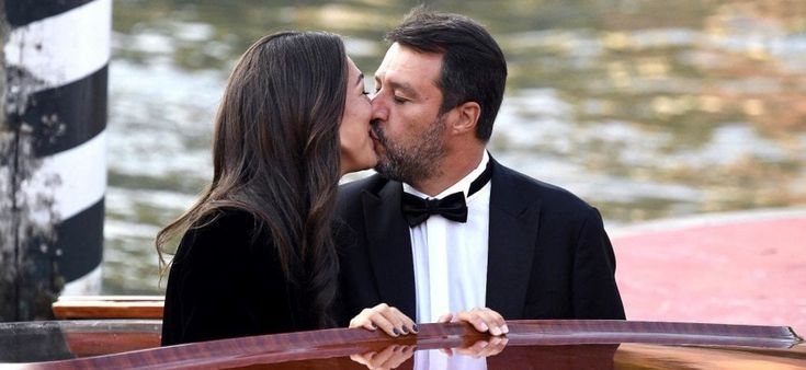 Quel bacio di Salvini su Twitter
