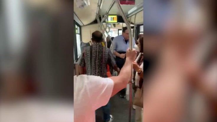 Napoli, bus bloccato da auto in doppia fila: il proprietario rompe i vetri del mezzo e fugge lasciando moglie incinta