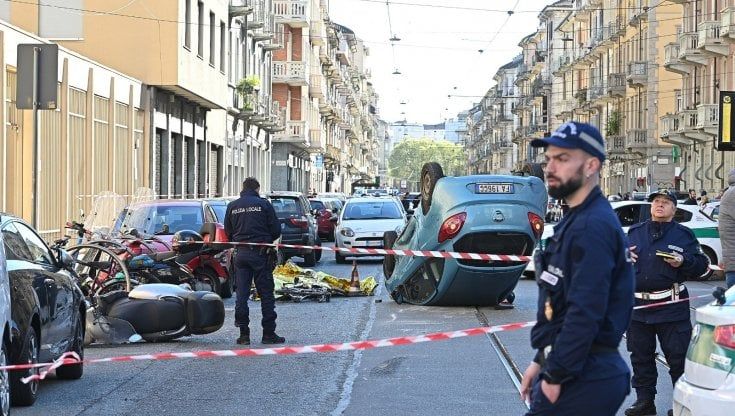Ciclista investito e ucciso a Torino in via Di Nanni, l'auto dell'incidente si ribalta