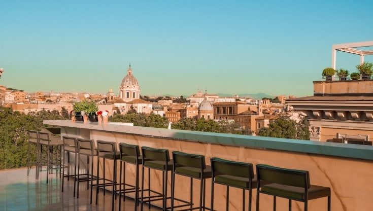 Agosto, da Piazza del Campo al Monte Bianco, idea cocktail su una terrazza con vista