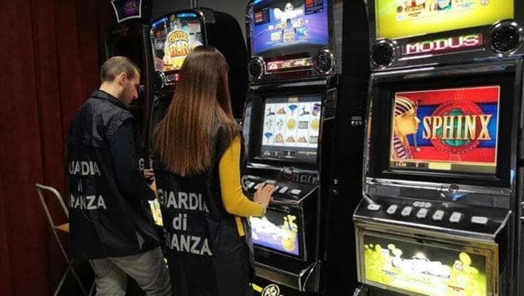 Slot per riciclare denaro dei clan a Bari, 20 arresti: “Ticket usati come Zecca dell’antistato”