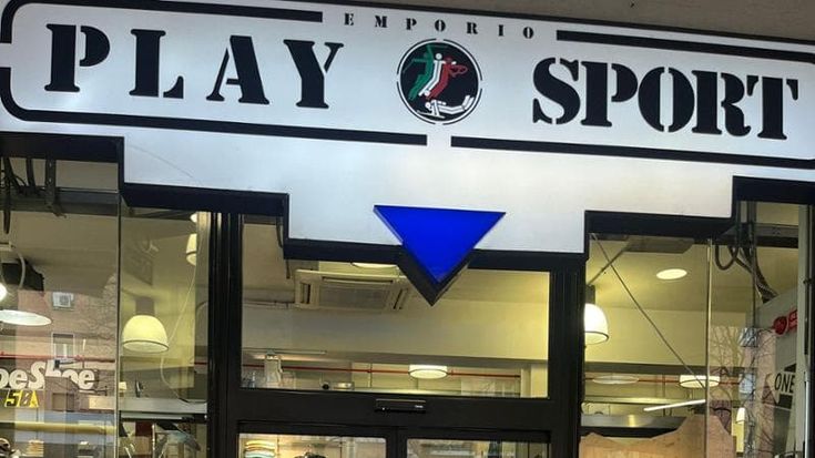 Playsport, chiude per sempre lo storico negozio di articoli sportivi: “Dal tram l’ultima botta”