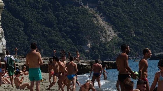 Rischio falò e bivacchi, Ischia “chiude” la spiaggia di Cava dell’isola