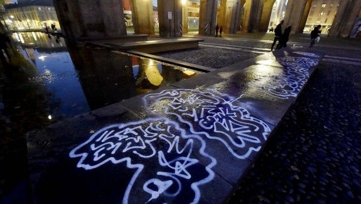 Parma, identificato il vandalo delle panchine in piazza della Pace