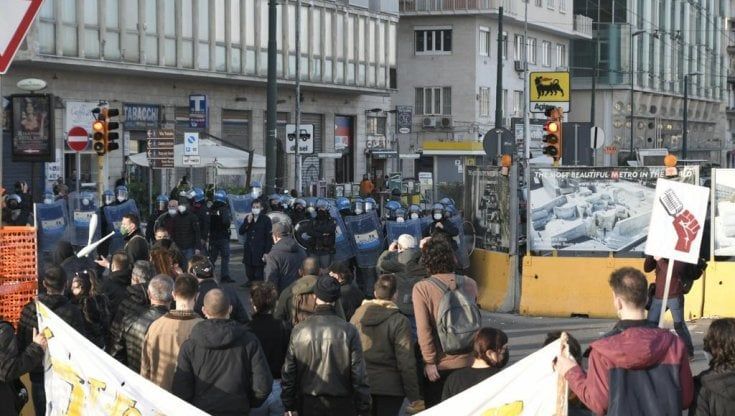  Napoli, lavoratori dello spettacolo bloccano via Colombo 
