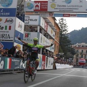 Ciclismo, Trofeo Laigueglia: trionfo solitario di Velasco