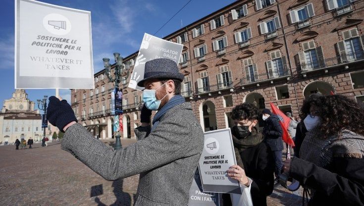 Navigator, la protesta in piazza Castello: "Prorogate i nostri contratti di un anno"