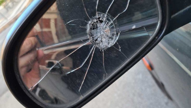 Estorsioni ai commercianti, sindaco del Barese denuncia e trova l'auto danneggiata: "Fatto gravissimo"