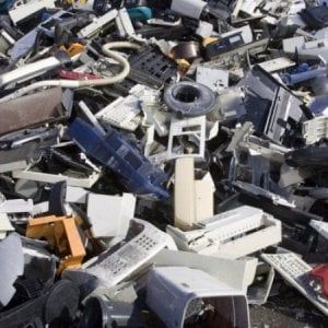 Rifiuti: in un anno scartati lavatrici, frigo ed elettrodomestici che pesano come 230 Freccia Rossa