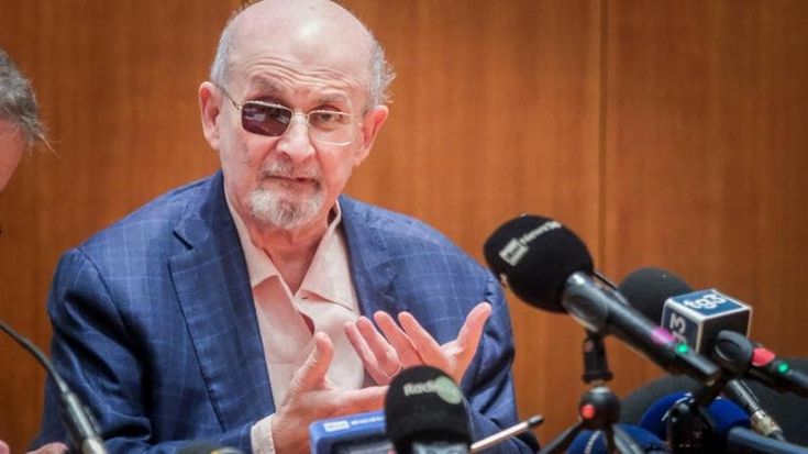 Rushdie: “Rivivo i tempi cupi, in America stiamo perdendo la libertà di parlare e dissentire”