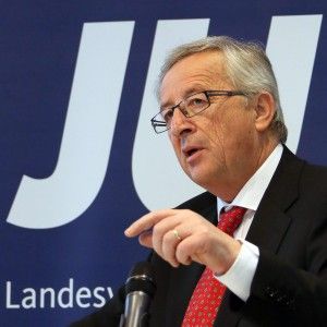Juncker: "Minacciare la guerra non serve, l'Ue convincer&agrave; Mosca con il soft power"