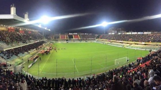 Foggia, durante la conferenza stampa entrano nello stadio e rubano l'incasso dei biglietti