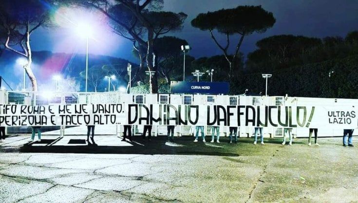 Gli Ultras della Lazio contro i Maneskin. "Damiano tifi Roma in perizoma, ma vaff..." 