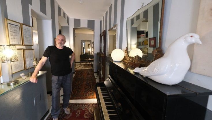 Genova, l’hotel che perde una stella perché senza aria condizionata: “Ma non dovevamo risparmiare energia?” 