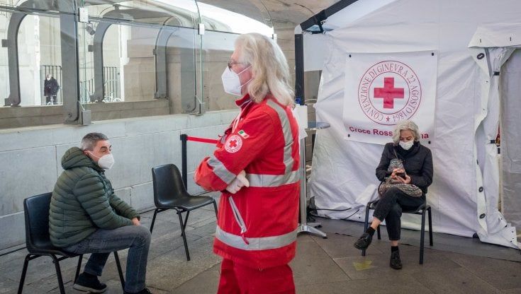 Nonna Anna in fila nel tendone dei tamponi gratis in Centrale a Milano: "Non l'ho mai fatto per paura ma qui sono tranquilla" 