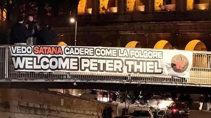 Striscione per Peter Thiel al Colosseo: “Vedo Satana cadere come la folgore”