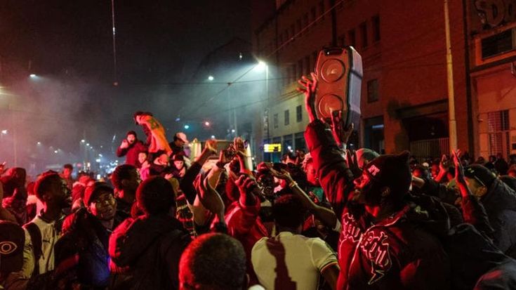Coppa d’Africa, a Torino scoppia un ordigno durante la festa:paura e vetri rotti