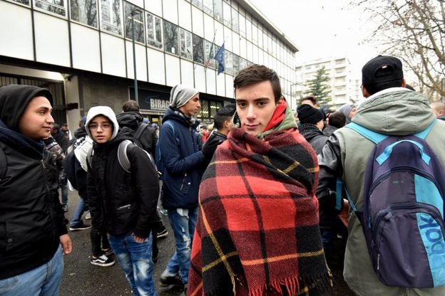 Torino, la scuola è al freddo: gli studenti attuano lo "sciopero delle coperte"