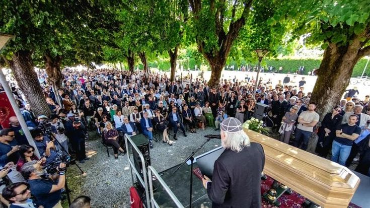 L’ultimo saluto a Petrini sulle note di Cielito lindo: “Hai fatto la rivoluzione”