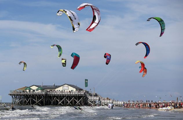 Germania, quanti aquiloni tra le onde: &egrave; il mondiale di kitesurf