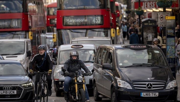 Milano a 30 all'ora, il confronto con Londra: tra i radar col faccino triste e i corsi di rieducazione
