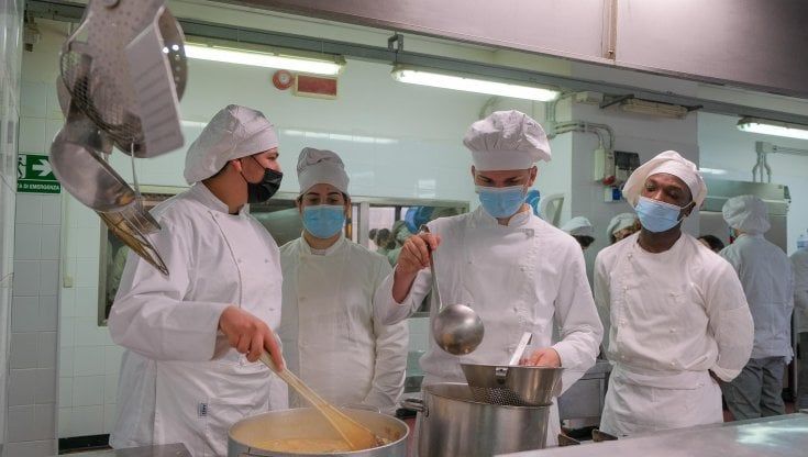 Liguria, caccia a cuochi e camerieri: “Vanno pagati il giusto e molti scelgono l’estero”