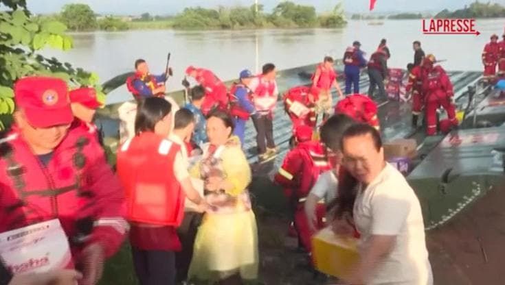 Alluvioni in Cina: ponte mobile galleggiante si apre in acqua, porta aiuti e recupera chi è isolato