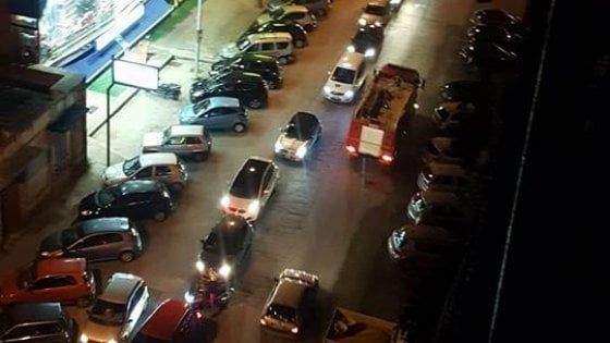 Taranto, code per rifornirsi di benzina dopo lo stop alla raffineria Eni. L'azienda: ma non è emergenza