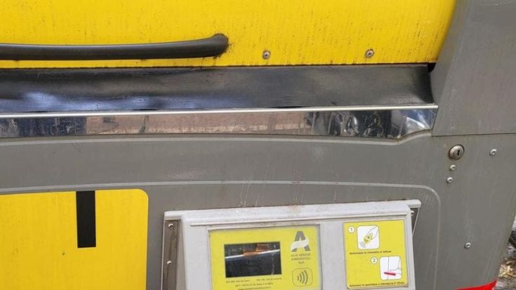 Cassonetti con chiavetta rotti o vandalizzati, uno su due si apre senza