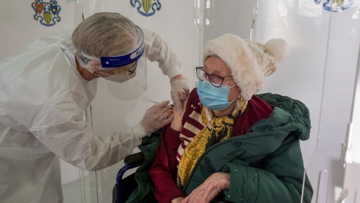 Vaccini anti-Covid: da lunedì 1 marzo prenotazioni per chi ha tra 80 e 84 anni 