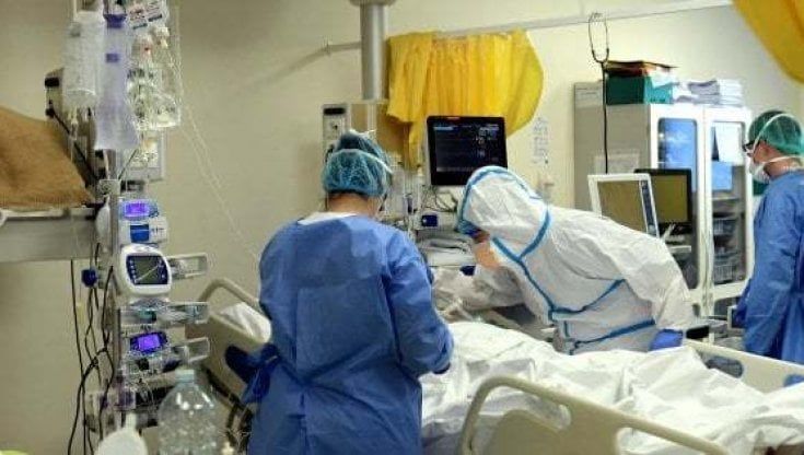 Palermo, al pronto soccorso Covid del Cervello non c'è più posto. Quattro ambulanze con i pazienti in attesa sulle rampe
